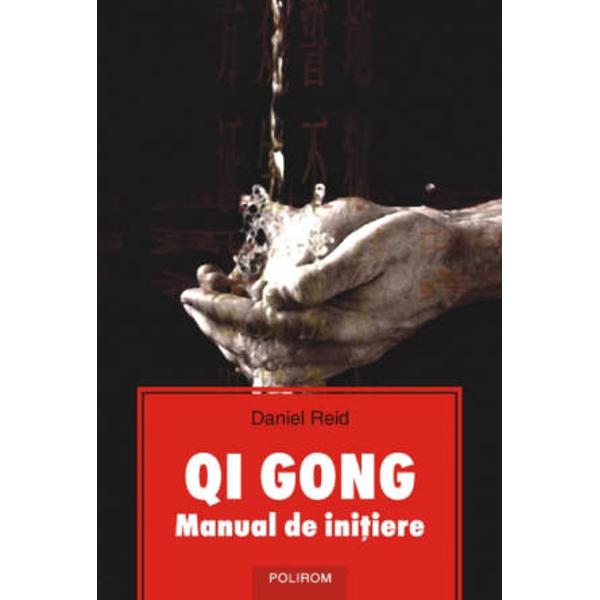 Traducere de Cristina PopaArta qi gong se intemeiaza pe principiile taoiste fundamentale si pe fortele universale care stau la baza medicinei traditionale chineze a meditatiei si a artelor martiale Implicind o respiratie corecta si exercitii fizice usoare echilibreaza sistemul energetic si ajuta la intarirea sistemului imunitar Practicata cu regularitate contribuie la mentinerea unei stari generale de sanatate bune prelungeste viata si previne bolile In China unde se practica de 