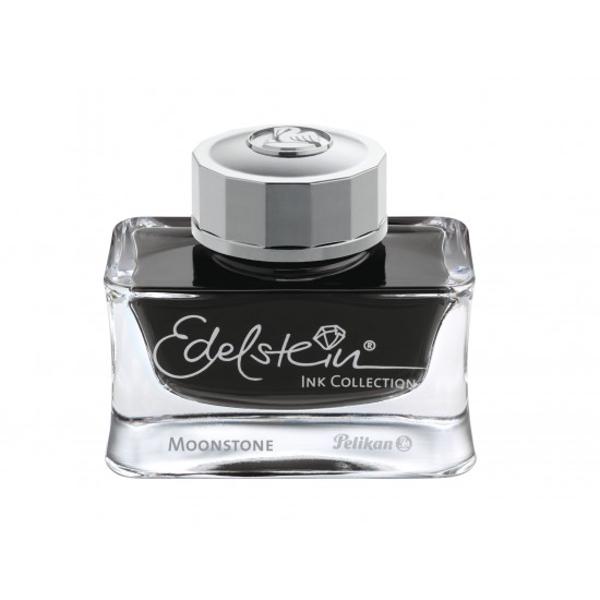 Calimara cu cerneala Pelikan Edelstein 50ml culoare Moonstone Colectia Edelstein de la Pelikan transpune culorile si eleganta pietrelor pretioase in cerneala care nu doar uimeste prin intensitatea si frumusetea nuantelor ci si contribuie la placerea scrisului prin ingredientele sale speciale care asigura curgerea lina a cernelii Pe langa cele 15 culori permanente ale colectiei Edelstein o noua nuanta este selectionata in fiecare an de fanii Pelikan pentru a deveni &148;Cerneala 