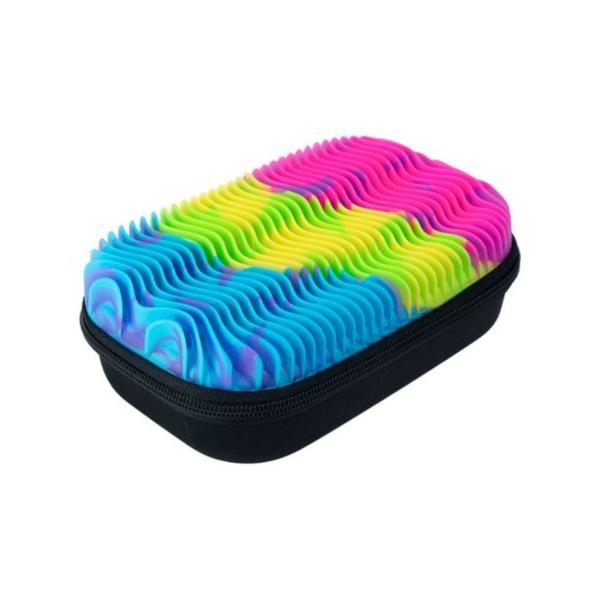 Deschidere larga cu fermoar pentru acces facilGama Wavy Silicone Top Storage este potrivita pentru micutii care vor sa iasa in evidentaPenarul are peretii duri pentru un aspect cool si indraznetiDimensiuni - 20 x 13 x 7 cmModel - Neons