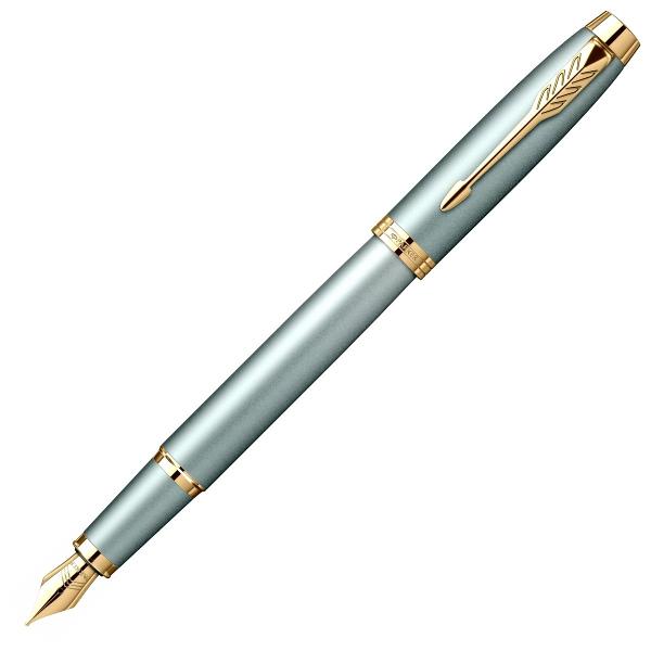 Stilou IM Royal Writing Rituals Turquoise Green GT Parker Corp din alama lacuit cu lac blue ciel matCapac din alama lacuit cu lac blue ciel mat Capacul se inchide prin apasareAccesorii din alama placate cu aur de 23K Clip din otel inoxidabil placat cu aur de 23KGrip din alama lacuit cu lac blue ciel matPenita din otel inoxidabil placat cu aur 23k avand in varf pastila de iridiu Stiloul functioneaza atat 