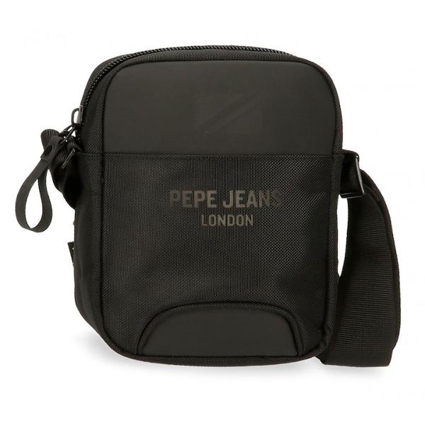 Geanta umar barbati Pepe Jeans Bromley 24 impermeabila neagra 15x195x6cmBrand Pepe Jeans LondonCuloare negruDimensiune 15x195x6 cmMaterial poliester care este flexibil si usor1 compartimentlungimea baretei este de aproximativ 80 cmInchidere cu fermoarGeanta este realizata din material impermeabilGeanta poate fi transportata pe umar cu ajutorul bareteiStil casualGeanta umar cu licenta Pepe 