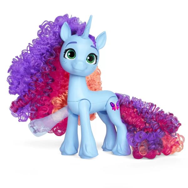 Imaginati-va aventuri din mers cu jocul My Little Pony Misty Brightdawn Pony Balloon Acest set de joaca My Little Pony vine cu o figurina articulata si 4 accesorii Figura are brate picioare si cap articulate pentru a poza in diferite moduri Are o coama si o coada lungi si moi cu care este distractiv de pieptanat si de jucat Silueta are o inaltime de 76cm cu un fluture Cutie Mark inspirat de distractie si par colorat cu buclele ei caracteristice