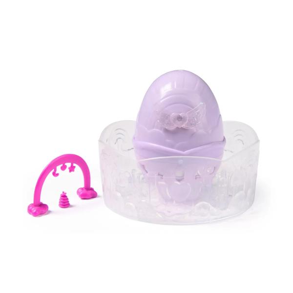 Experimentati o eclozare interesanta cu Hatchimals Pachetul Misterios Alive Fizzy Colour Surprise Cu dragoste si grija acesti Hatchimals jucausi prind viata intr-un nou mod colorat oua care eclozeaza in apa schimband culoarea apei pentru a se potrivi cu personajul din interior Fiecare Fizzy Colour Surprise include 1 ou cu gemeni sau tripleti inauntru 2 sau 3 perechi de aripi un cuib si 2 sau 3 accesorii de ingrijire Pentru a incepe eclozarea indepartati aripile oului umpleti cuibul 