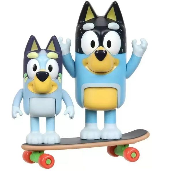 Bluey este un caine albastru stralucitor in varsta de sase ani care are o abilitate unica - poate transforma orice zi obisnuita intr-o serie de aventuri nesfarsite si vesele Skateboarding este un set de doua figurine de caini mobile Luati-l pe Bluey si pe tatal ei Bandit la o plimbare cu skateboard-ul si incercati noi trucuri si trucuri cu ei Un caine albastru cu urechi pline de viata si o fata 