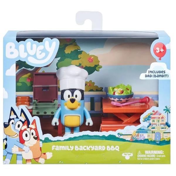 Bluey Mini-Kit Backyard Bluey este un serial animat pentru copii prescolari Popularitatea sa reflecta interesul imens pentru jucariile din serie Bluey este o catea adorabila Blue Heeler in varsta de 6 ani care impreuna cu sora ei Bingo ii place sa transforme viata de familie de zi cu zi in aventuri nesfarsite Cu jucariile si figurinele de plus Bluey vei recrea acasa cele mai memorabile momente din serie Jucariile de plus Bluey sunt placute la atingere si sunt realizate din tesaturi 