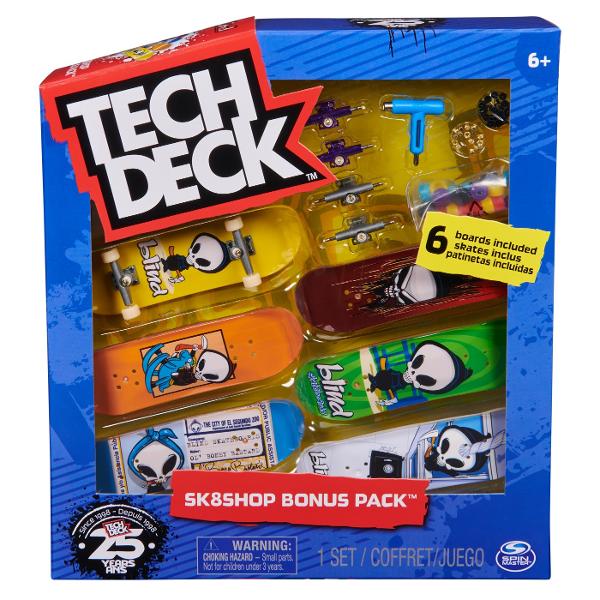 Tech Deck iti aduce experienta reala cu fingerboard-uri autentice de 96 mm de la companiile de skateboard-uri reale Fiecare prezinta un desen legal de la cele mai mari companii de skateboard-uri din lume inclusiv Blind Baker Primitive Element Finesse Santa Cruz Plan B Sk8mafia si Toy Machine Acest set contine tot ce ai nevoie pentru a construi 6 placi personalizate inclusiv abtibilduri roti si instrumente Recreeaza-ti traseele preferate si imbogateste-ti trucurile urmarind sfaturile 