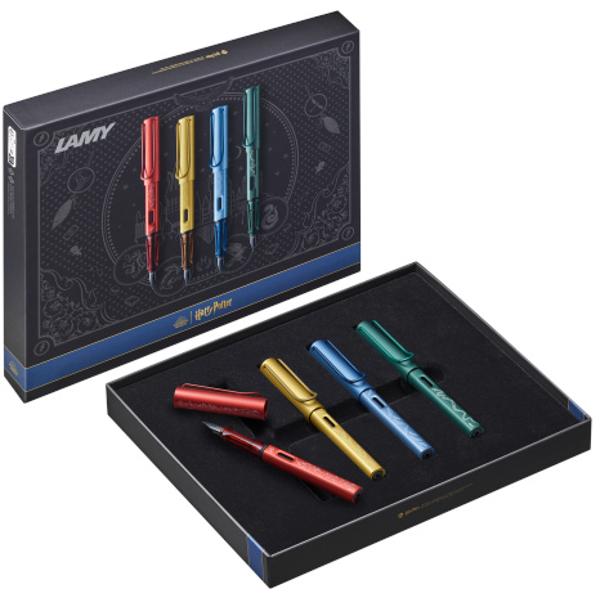 Stiloul Lamy AL-star este un instrument de scris atractiv tineresc care satisface chiar si cele mai exigente cerinte Fabricat din aluminiu rezistent anodizat in diferite culori Cu grip color-transparent distinctiv si clema metalica flexibilaDetalii set stilou Lamy AL-star Harry Potter aluminiu anodizat  clip metalic  grip din plastic ergonomic  penita de otel slefuita  patroane cerneala Lamy 