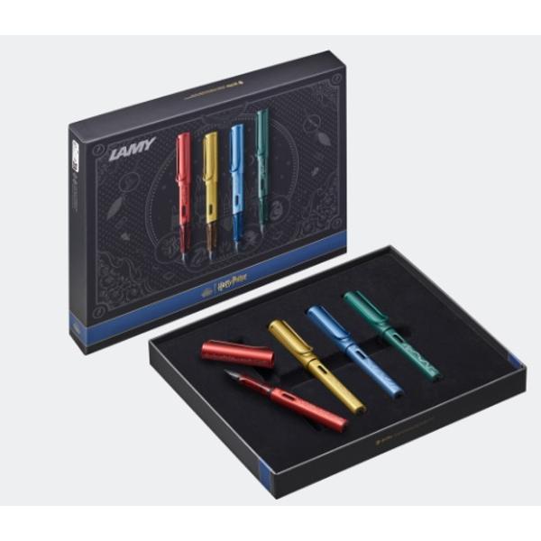 Stiloul Lamy AL-star este un instrument de scris atractiv tineresc care satisface chiar si cele mai exigente cerinte Fabricat din aluminiu rezistent anodizat in diferite culori Cu grip color - transparent distinctiv si clema metalica flexibilaDetalii set stilou Lamy AL-star Harry Potter aluminiu anodizat  clip metalic  grip din plastic ergonomic  penita de otel slefuita  patroane cerneala 