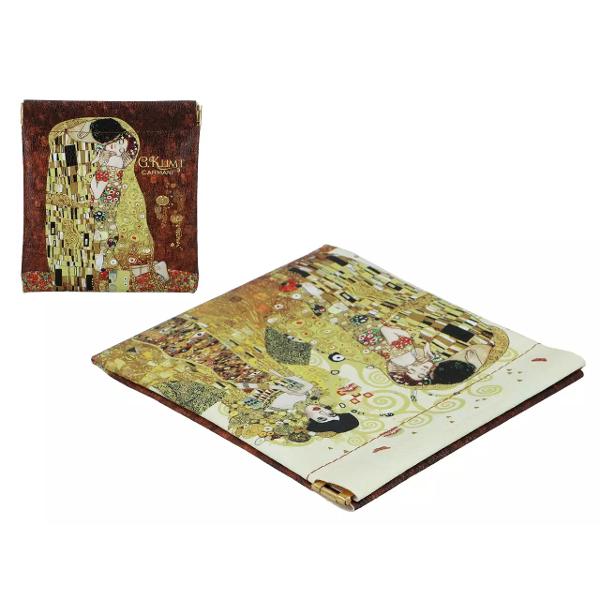 Portfardul imprimat cu imaginea celebrei picturi „Sarutul de Gustav Klimt reprezint&259; o fuziune reu&537;it&259; între art&259; &537;i func&539;ionalitate Fabricat dintr-un material rezistent portfardul nu doar c&259; impresioneaz&259; prin designul s&259;u sofisticat dar este &537;i extrem de practic Imprimarea vibrant&259; a picturii cu tonurile sale aurii &537;i detaliile elaborative capteaz&259; aten&539;ia aducând un strop de elegan&539;&259; 