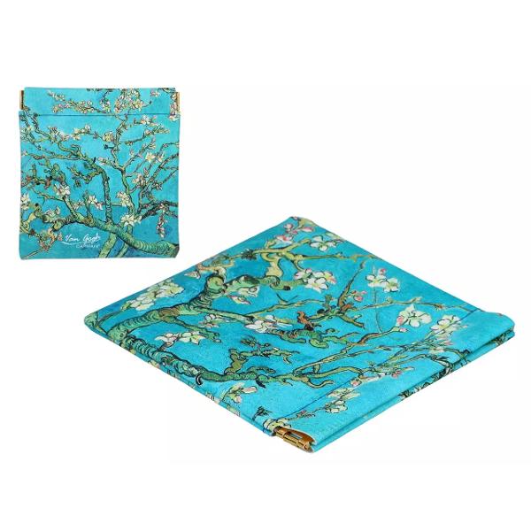 Portfardul nostru elegant imprimat cu celebra pictur&259; „Migdali infloriti” de Vincent van Gogh este un accesoriu perfect pentru iubitorii de art&259; &537;i stilMaterialul asigur&259; durabilitate iar imprimeul vibrant transpune peisajul plin de culoare &537;i emo&539;ie al operei artistice direct în via&539;a ta de zi cu zi Designul este perfect pentru a p&259;stra ordonate cosmeticele instrumentele de scris sau orice alte mici obiecte 