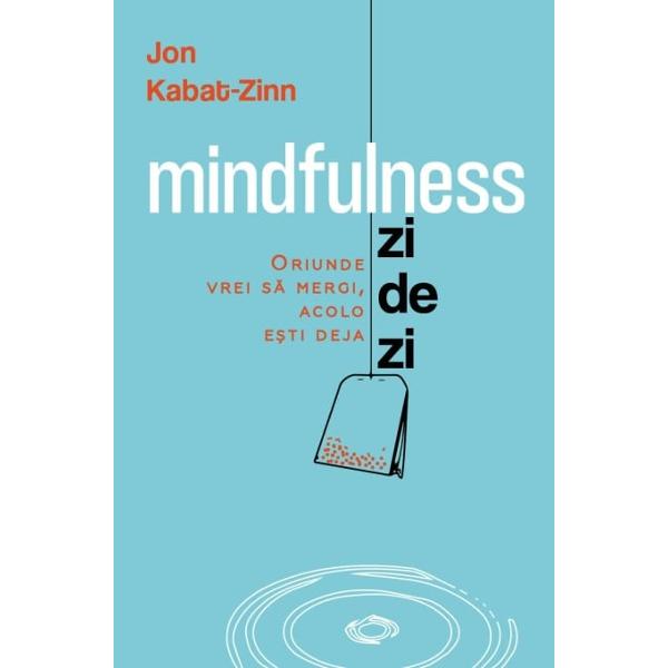 Mindfulness zi de zi reprezinta o introducere accesibila si practica in meditatia mindfulness si modul in care poate fi aplicata in viata de zi cu zi Kabat-Zinn impartaseste experiente personale si explica cum meditatia poate fi folosita pentru a trai in prezent si a experimenta fiecare moment cu mai multa claritate si constientaVolumul exploreaza diversele tehnici de meditatie mindfulness de la meditatia respiratiei la scanarea corporala si meditatia asupra 