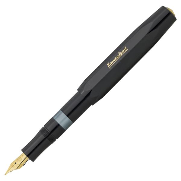 Stiloul PISTON SPORT CLASSIC BlackGold noutatea iernii 2024 de la Kaweco si are un sistem de preluare a cernelii direct din calimaraAcesta este un stilou realizat din ABS de inalta calitate cu penita din otel inoxidabil gravata si placata cu AurDatorita materialului usor a lungimii ideale cu capacul postat si a penitei calitative instrumentul de scris aluneca pe hartie extrem de lin Prin urmare mana nu oboseste nici dup&259; perioade lungi de 