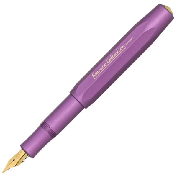 Stiloul Kaweco COLLECTION Vibrant Violet este un stilou din aluminiu masiv cu penita gravata din otel inoxidabil placata cu AurEditie limitataPenita este detasabila prin desurubare astfel incat se poate inlocui cu o penita premium cu alta grosime de scriere sau chiar cu insertiile pentru dispozitivele electronice de scris sau de desenatSe poate folosi cu patroane de cerneala standard sau impreuna cu Convertorul Kaweco Mini NU ESTE INCLUSDesi este un 