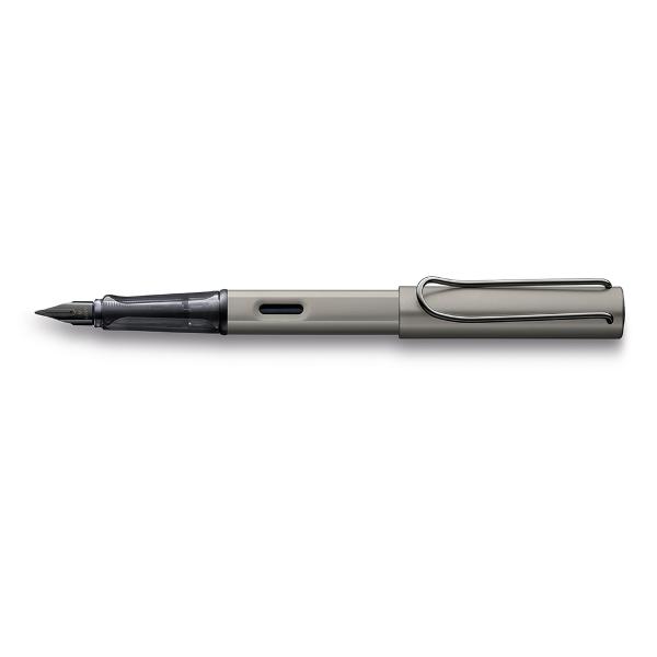 Lamy LX  Live deLux este un instrument de scris modern si sofisticat care are acel ceva special  Este din aluminiu usor imbinand stilul si functionalitatea cu detalii placate cu metale pretioase cum ar fi rutheniu paladiu aur sau aur roz Penita este din otel negru  finisata prin procesul tehnologic PVD ceea ce-i confera o scriere exceptionala Partea frontal&259; are o caracteristic&259; unic&259; este prevazut cu vizor pentru vizualizarea nivelului cernelii iar clema de 