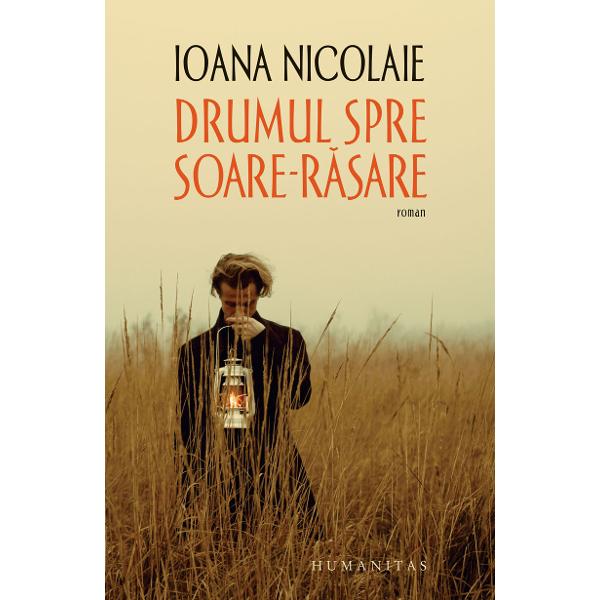 O minunat&259; pledoarie pentru fic&539;iune O poveste de iubire care &539;ine mai mult decât o singur&259; via&539;&259; O m&259;rturie despre artistul care nu-&537;i împline&537;te destinul O c&259;l&259;torie prin v&259;mile v&259;zduhuluiDrumul spre Soare-R&259;sare noul roman al Ioanei Nicolaie este despre toate acestea &537;i mult mai mult de atât În paginile lui se topesc istorii pove&537;ti de la cea individual&259; 