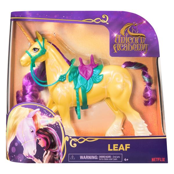 Completeaza-ti colectia de papusi Academia Unicorn cu unicornul Avei Leaf Frunzis Inspirata din serialul animat NETFLIX si din seria de carti de succes unde prietenia tine fraiele aceasta jucarie unicorn de 279 cm da viata blandului si iubitorului Leaf Frunzis Minunat de detaliat Leaf Frunzis are marcaje perlate Magia plantelor pe partea laterala un corn maiestuos si stralucitor coama si coada colorate si accesorii detasabile pentru papusa precum fraul si saua pentru un plus de 