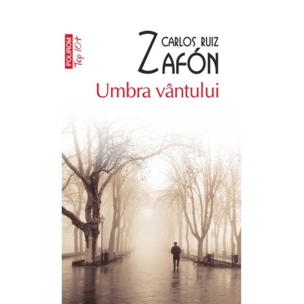 Traducere din limba spaniol&259; de Drago&351; CojocaruBarcelona anului 1945 Într-o diminea&355;&259; ce&355;oas&259; domnul Sempere proprietarul unui anticariat din inima ora&351;ului vechi î&351;i duce fiul Daniel la Cimitirul C&259;r&355;ilor Uitate o cl&259;dire impun&259;toare veche &351;i sumbr&259; plin&259; de volume ale unor autori necunoscu&355;i sau uita&355;i c&259;r&355;i aduse de oameni care au vrut s&259; le salveze de la 