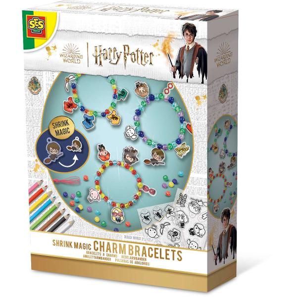 Cu acest set creativ copiii pot realiza bratari cu talismane frumoase inspirate din Harry Potter Coloreaza personajele preferate pe folia termocontractabila si las-o sa se micsoreze la cuptor pentru a crea minunatele talismane Folia termocontractabila este magica La cuptor ea se strange foarte mult dar devine si mult mai groasa Dupa ce le-ai scos din cuptor si s-au racit talismanele pot fi atasate la bratari Gasesti in kit snur elastic si margele de diferite culori iar cu 