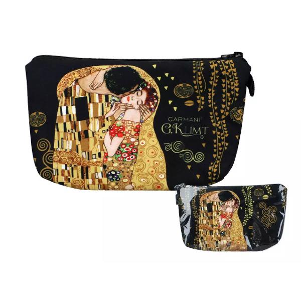 Adaug&259; un strop de rafinament &537;i art&259; stilului t&259;u cu acest portfard elegant decorat cu celebra capodoper&259; „The Kiss” de Gustav Klimt Cu un design sofisticat &537;i detalii inspirate din celebrele motive aurii ale artistului acest portfard este perfect pentru a-&539;i p&259;stra obiectele esen&539;iale organizate fie c&259; este vorba de produse cosmetice sau accesorii&128313; Design artistic – 