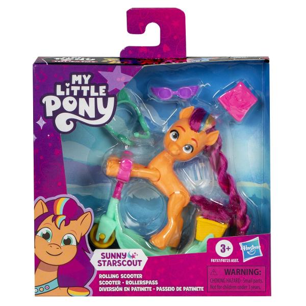 Imaginati-va aventuri din mers cu jocul My Little Pony Sunny Starscout Rolling Scooter Acest set de joaca My Little Pony vine cu o figurina articulata si 4 accesorii Figura are brate picioare si cap articulate pentru a poza in diferite moduri Are o coama si o coada lungi si moi cu care este distractiv de pieptanat si de jucat Silueta are o inaltime de 76cm cu un fluture Cutie Mark inspirat de distractie si par colorat cu buclele ei caracteristice