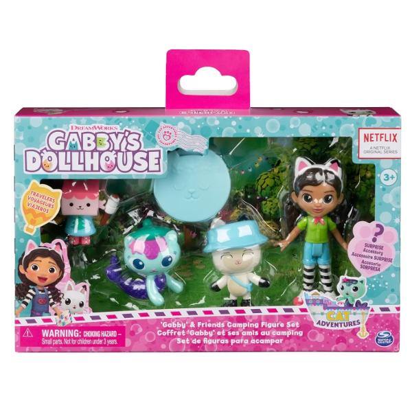 Aduceti acasa personajele voastre preferate din „Gabbys Dollhouse” cu pachetul exclusiv de cadouri Campfire Acest set exclusiv de cadouri este indispensabil pentru fanii Gabbys Dollhouse si include patru figurine colectabile si un pachet de la Dollhouse cu un accesoriu surpriza in interior Adaugati instantaneu la colectia voastra o papusa exclusiva Gabby cu tematica de camping impreuna cu jucarii de pisica Gabby - Pandy Paws MerCat si Baby Box Cat Fiecare figurina prezinta 
