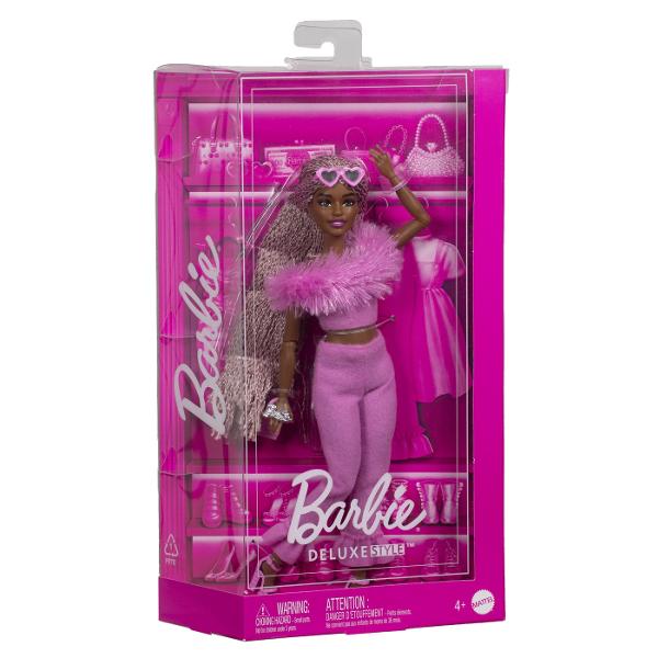 Papusile Barbie Deluxe Style duc glam-ul la un nou nivel de stratosfera cu haine si accesorii fabuloase inspirate de estetica Barbiecore Aceasta papusa este imbracata in rozul emblematic Barbie si are un tip de corp subtire si par impletit roz si maroEa canalizeaza Barbiecore intr-o tinuta moale din doua piese cu un guler dramatic din blana artificiala Pantofii ei cu barete sunt accentuati cu mansete cu volanePapusa Barbie isi asorteaza tinuta cu ochelari de soare in forma de inima o poseta 