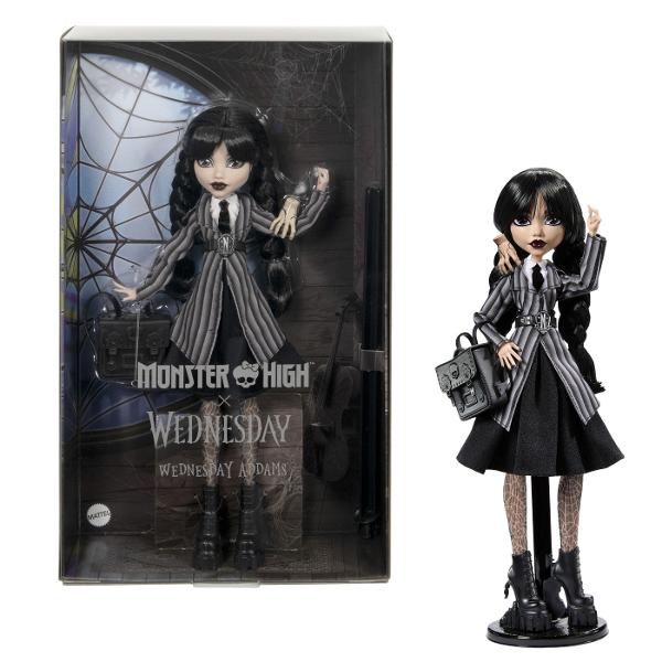 Papusa Wednesday este un must-have pentru fanii seriei Monster High imbinand stilul intunecat cu detalii elaborate care transforma aceasta papusa intr-o piesa de colectie deosebita Papusa poarta uniforma Academiei Nevermore completata de detalii unice precum cravata cureaua si ciorapii cu imprimeu de paianjen care subliniaza estetica ei sumbra si eleganta Cizmele papusii sunt decorate cu elemente inspirate din universul Wednesday Pe un toc este sculptat violoncelul ei iar pe celalalt 