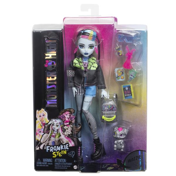 Frankie Stein este un icon de stil infricosatoare Aceasta papusa Monster High este prezentata intr-o tinuta din denim mozaic care isi arata simtul electrizant al modei Watzie cainele de companie este gata sa se alature distractiei infricosatoare Papusa Frankie Stein este un cadou minunat pentru copiii de la 4 ani in sus Complet articulata Papusa nu poate sta singura Culorile si decoratiunile pot varia