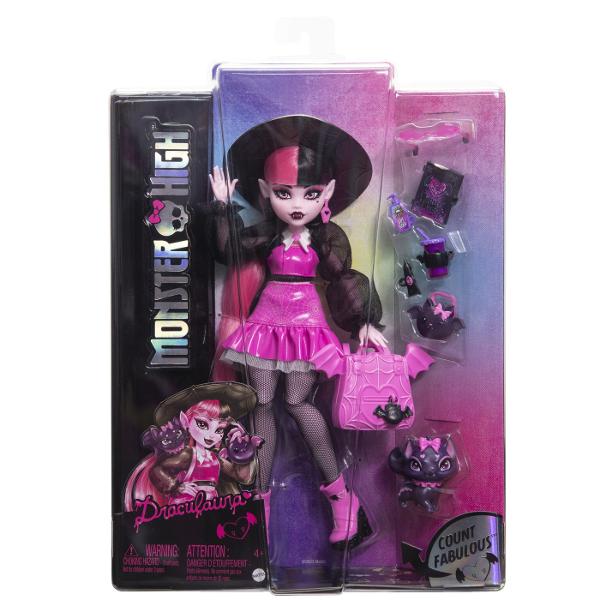 Papusa Monster High Draculaura arata uimitor intr-o tinuta adorabil de infricosatoare Ea vine cu animalul sau de companie Count Fabulous precum si cu accesorii infricosatoareDraculaura poarta un top roz stralucitor cu maneci bufante negre transparente si o fusta asortata O palarie sosete negre si cizme roz completeaza aspectul eiPisica-liliac infricosatoare Count Fabulous este de asemenea teribil de eleganta cu o fundita roz si un guler Copiii pot imagina aventuri nesfarsite cu acest 