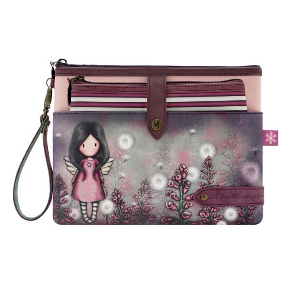 Pouch accesorii mare Gorjuss Bubble Fairy cea mai simpla varianta de a-ti lua cu tine toate accesorile cu tine in vacanta&160;Material exterior piele ecologica de cea mai buna calitate;Material interior poliester;Inchidere cu fermoar iar cheita este cu aspect vintage iar pe o parte este o fetita Gorjuss;Dimensiuni 23x14x10 cm
