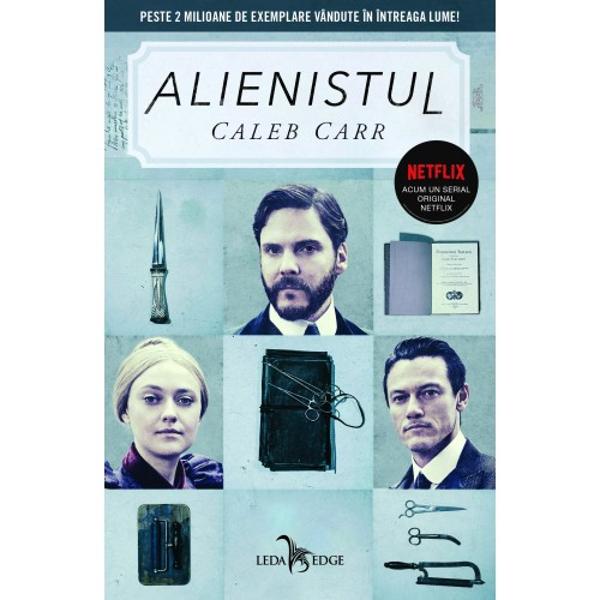 PESTE 2 MILIOANE DE EXEMPLARE VÂNDUTE ÎN ÎNTREAGA LUMENew York 1896 Jurnalistul John Schuyler Moore este chemat de doctorul Laszlo Kreizler – psiholog sau „alienist” – s&259; vad&259; trupul mutilat al unui adolescent abandonat pe podul Williamsburg aflat înc&259; în construc&539;ie De aici cei doi prieteni încep o c&259;l&259;torie revolu&539;ionar&259; pentru lumea criminalisticii crearea 