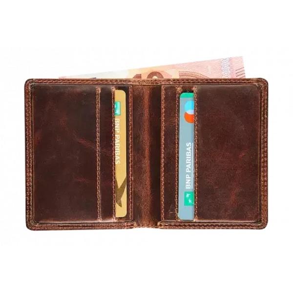 Portofel compact &537;i practic realizat din piele natural&259; full grain t&259;b&259;cit&259; vegetalExtra bine uleiat astfel încât zgârieturile dispar u&537;or prin frecare Are un compartiment pentru bancnote &537;i suficient spa&539;iu pentru carduristrong data-start326 