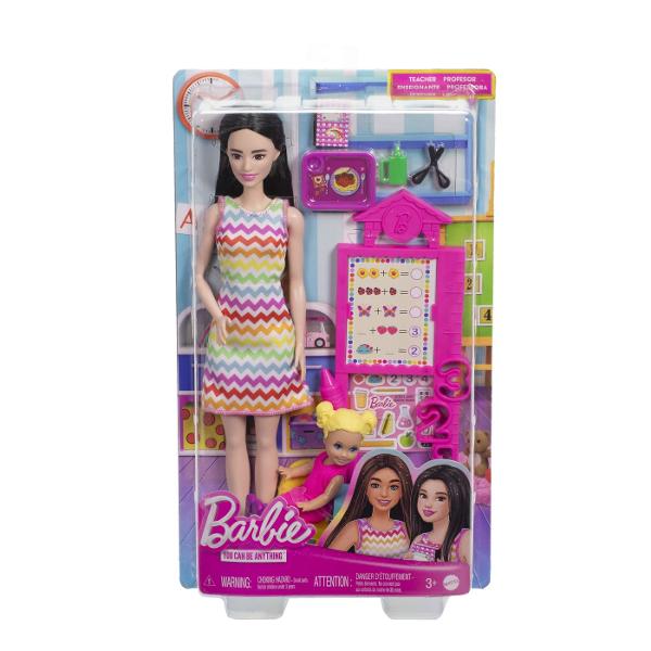 Descopera setul de joaca Barbie Profesor perfect pentru copiii care isi doresc sa exploreze lumea educatiei prin joaca Acest set ofera oportunitatea de a recrea lectii interesante si de a invata prin scenarii interactive Setul include o papusa Barbie bruneta profesoara imbracata intr-o rochie colorata cu model vesel gata sa predea lectii captivante Sala de clasa este echipata cu o tabla interactiva materiale educative si accesorii specifice care completeaza experienta de invatare De 
