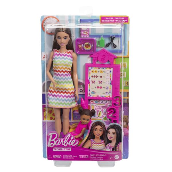 Descopera setul de joaca Barbie Profesor perfect pentru copiii care isi doresc sa exploreze lumea educatiei prin joaca Acest set ofera oportunitatea de a recrea lectii interesante si de a invata prin scenarii interactive Setul include o papusa Barbie satena profesoara imbracata intr-o rochie colorata cu model vesel gata sa predea lectii captivante Sala de clasa este echipata cu o tabla interactiva materiale educative si accesorii specifice care completeaza experienta de invatare De 