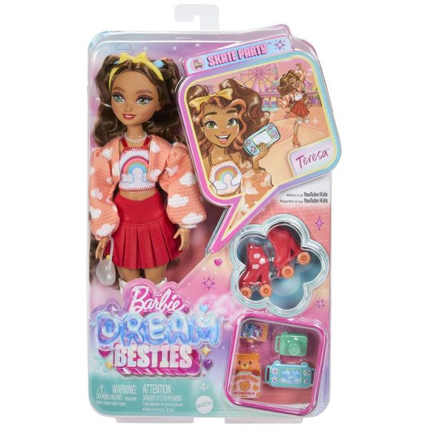 &8203;The Barbie Dream Besties Teresa iubeste sa patineze cu role  Urmareste-i cum patineaza in tinuta ei detaliata cu accesorii cu tematica distractiva Teresa isi urmareste visele de a deveni designer de jocuri video Vine cu accesorii precum jocul ei portabil poseta in forma de nor genunchiere nor bentita cu funda colier de perle camera foto telefon si cutie de ursuleti Papusa este articulabila si poarta haine detasabile cum ar fi maioul curcubeu cardiganul cu nor fusta rosie si 