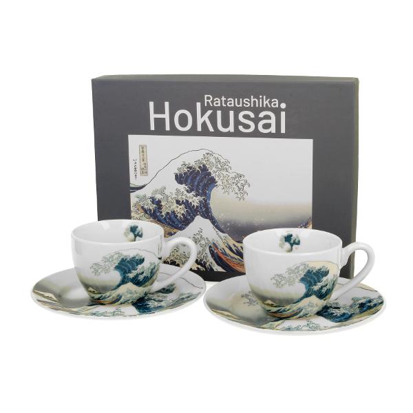 Set cu dou&259; ce&537;ti de espresso cu farfurioara THE GREAT WAVE inspirate de HOKUSAI  parte a seriei Art Gallery  realizate din por&539;elan de calitate superioar&259; caracterizat printr-o culoare alb-crem elegant&259; &537;i natural&259; cu o str&259;lucire delicat&259; precum &537;i o durabilitate excep&539;ional&259;Culorile armonioase &537;i calme de bleumarin &537;i albastru deschis 