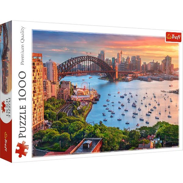 Un puzzle de calitate trebuie sa fie relaxant si distractiv Aranjarea unui puzzle constitue atat pentru copii cat si pentru adulti este o modalitate deosebita de dezvoltare a indemanarii spiritului de observatie si a concentrarii Trefl este o companie poloneza cu sediul central in regiunea Pomorze Incepand din 1985 compania a inceput sa produca puzzle-uri dezvolatand ulterior si segmentul de carti de joc si jocuri de societate In prezent Trefl este lider in Polonia si plina expansiune in 