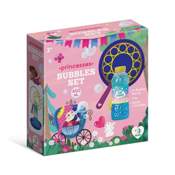 Printese Set De Baloane De Sapun 450 Ml DD500121 Set de baloane de sapun 450 ml Printese Copiii pur si simplu adora sa se joace cu aceste bule care le aduc o distractie si o bucurie incredibile Lasati-i pe cei mici sa se cufunde in lumea minunata a jocului cu baloanele de sapun Printese si vedeti-i cum se distreaza si zambesc Turnati o cantitate mica de solutie intr-un bol Introduceti complet bagheta de suflare in lichid Ridicati incet bagheta asigurandu-va ca membrana solutiei de sapun este intinsa peste toate cercurile