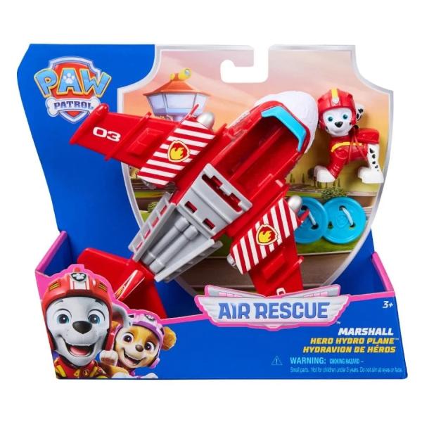 Zboara in actiune cu Air Rescue Skye si jucaria ei de salvare din incendii avionul Hero Claw Cand este timpul pentru o misiune de salvare plina de actiune blocheaza picioarele lui Skye in pozitie in cabina de pilotaj inainte de a decola in misiunea ta Salveaza-ti iepurasul de jucarie apasand un buton de pe avion pentru a extinde gheara apoi prinde iepurasul cu cosul de salvare si du-l in siguranta Skye are o inaltime de peste 5 cm si este echipata cu jacheta si casca de zbor de culoare roz 
