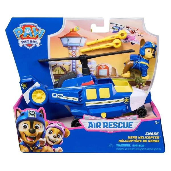 Patrula Catelusilor Vehicul De Salvare Aerian Chase 6071229_20149066 Zboara in actiune cu Air Rescue Skye si jucaria ei de salvare din incendii avionul Hero Claw Cand este timpul pentru o misiune de salvare plina de actiune blocheaza picioarele lui Skye in pozitie in cabina de pilotaj inainte de a decola in misiunea ta Salveaza-ti iepurasul de jucarie apasand un buton de pe avion pentru a extinde gheara apoi prinde iepurasul cu cosul de salvare si du-l in siguranta Skye are o inaltime de peste 5 cm si este echipata cu jacheta si casca de zbor de culoare roz