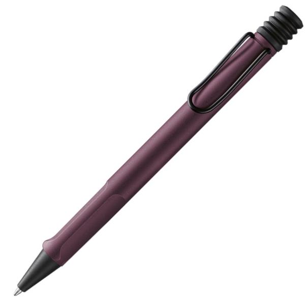 O multitudine de culori atractive design atemporal si ergonomie perfecta Acestea sunt doar cateva dintre motivele pentru care pixul Lamy safari este unul dintre cele mai populare instrumente de scris din intreaga lumeDetalii pix cu mecanism Lamy safari scarlet plastic rezistent finisaj shiny  clip metalic  grip ergonomic  rezerva pix Lamy M16 M blueCuloare scarlet