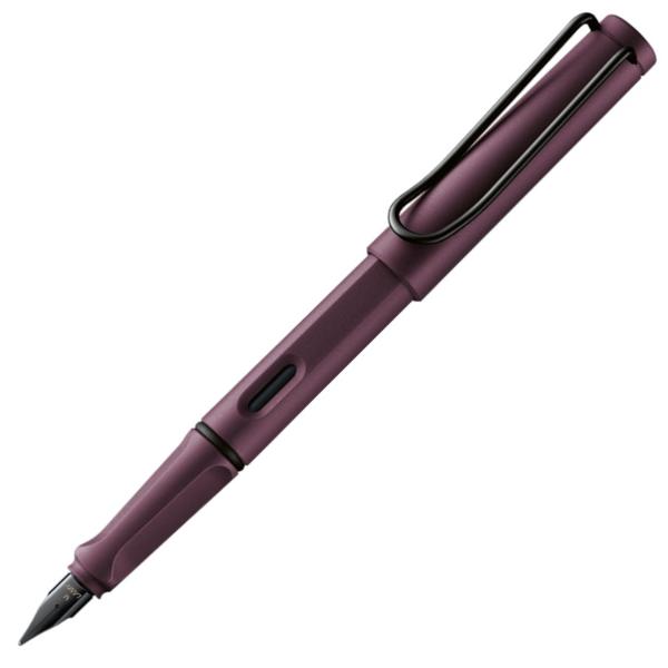 Stilou Lamy Safari Scarlet penita F 0E3 O multitudine de culori atractive design atemporal si ergonomie perfecta Acestea sunt doar cateva dintre motivele pentru care stiloul Lamy safari este unul dintre cele mai populare instrumente de scris din intreaga lumeDetalii stilou Lamy safari scarlet plastic ABS rezistent finisaj shiny penita de otel slefuita clip metalic grip ergonomic patron cerneala Lamy T10 convertor compatibil