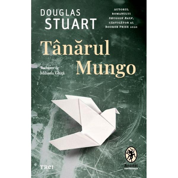 Autorul romanului Shuggie Bain câ&537;tig&259;tor al Booker Prize 2020 În anii ’90 într-un cartier de locuin&539;e sociale din Glasgow un univers marcat de tensiuni sectare întâlniri ale Alcoolicilor Anonimi &537;i p&259;rin&539;i absen&539;i din via&539;a copiilor tân&259;rul Mungo Hamilton intuie&537;te c&259; e diferit &537;i viseaz&259; s&259; evadeze într-o lume 