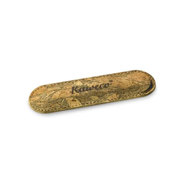 Etui pentru un instrument de scris LILIPUT realizat din material vegan plut&259; cu aspect unic &537;i rezisten&539;&259; extraordinar&259;Practic &537;i elegant în acela&537;i timp pluta ob&539;inut&259; din scoar&539;a copacilor are propriet&259;&539;i similare cu pielea Prin urmare este o alternativ&259; prietenoas&259; cu mediul la etuiurile conven&539;ionaleÎn timp ce rezisten&539;a 