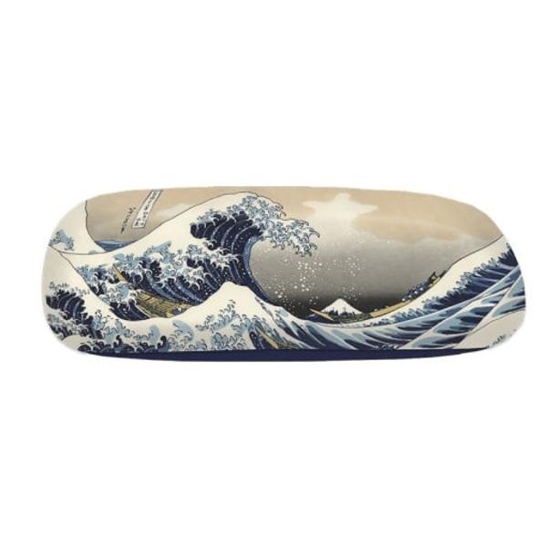 Etui cu textil &537;i protec&539;ie ochelari Hokusai Marele valConfec&539;ionat din carcas&259; solid&259; învelit&259; în textil ilustrat Protec&539;ie textil&259; în interiorCon&539;ine material textil cu acela&537;i motiv decorativ  Marele val pentru &537;tergerea ochelarilorConfec&539;ionat din textil 100 poliesterAVERTISMENT Nu este juc&259;rie Articol 