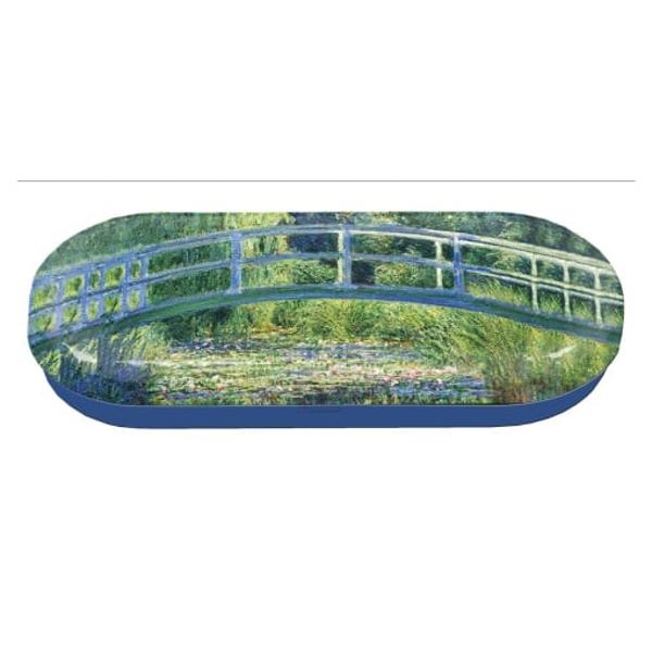 Toc pentru ochelari, Monet, Bridge Over a Pond of Water Lilies 18744 Ofer&259; protec&539;ie optim&259; datorit&259; carcasei exterioare stabil&259; &537;i c&259;ptu&537;elii moi din interiorDesign artistic Claude Monet Lacul cu nuferiDimensiuni 16×66×28 cmConfec&539;ionat din carcas&259; metalic&259; cu protec&539;ie textil&259; în interiorAVERTISMENT Nu este o juc&259;rie Articol decorativ Contraindicat copiilor sub 3 aniProduc&259;tor Fridolin Germania