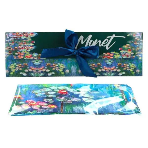 Banda de p&259;r Monet – Nuferi 120 x 85 cmInspirat&259; de frumuse&539;ea picturilor impresioniste aceast&259; band&259; de p&259;r este decorat&259; cu celebra lucrare Nuferi a lui Claude Monet Elegant&259; &537;i practic&259; banda este realizat&259; din 