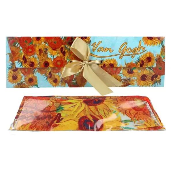 Banda de p&259;r Van Gogh – Sunflowers 120 x 85 cmAdaug&259; un strop de culoare &537;i art&259; coafurii tale cu aceast&259; band&259; de p&259;r decorat&259; cu celebra pictur&259; Sunflowers de Vincent van Gogh Realizat&259; din material elastic moale 
