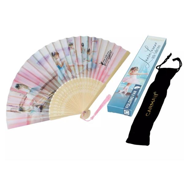 Evantai pliabil din bambus &537;i material textil – „Micile balerine” de Laura Lozano 20 cm cu hus&259; neagr&259;Evantai practic &537;i elegant perfect pentru zilele c&259;lduroase sau momentele în care ai nevoie de un strop de r&259;coare Realizat din bambus natural &537;i material textil rezistent acest evantai de 20 cm 