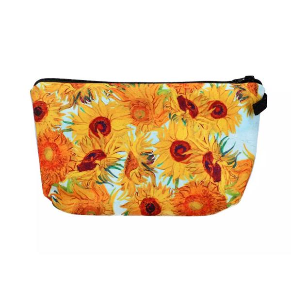 Portfard Van Gogh – Sunflowers 22 x 135 x 15 cmPoart&259; cu tine un strop de art&259; oriunde mergi Acest portfard elegant este decorat cu celebra pictur&259; Floarea-soarelui de Vincent van Gogh aducând culoare &537;i rafinament trusei tale de cosmetice sau 